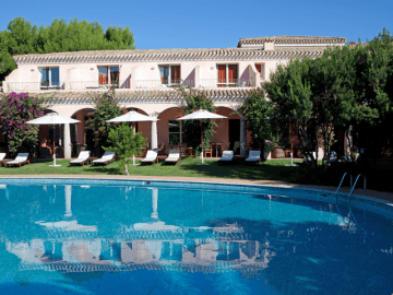vakantie_villasimius_kleinschalig_hotel_met_zwembad_aan_zee_sardinie.png