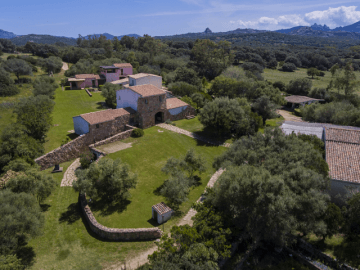 jaddhu country resort sardinien costa smeralda drone view (2).png