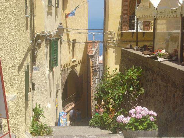 Smalle straatjes in Castelsardo - Sardinië