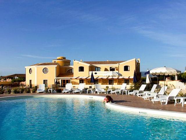 Hotel Raffael met zwembad in Putzu Idu - westkust Sardinie 