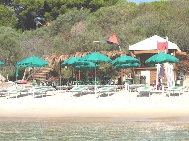 Bar en verhuur ligbedden aanwezig op het strand